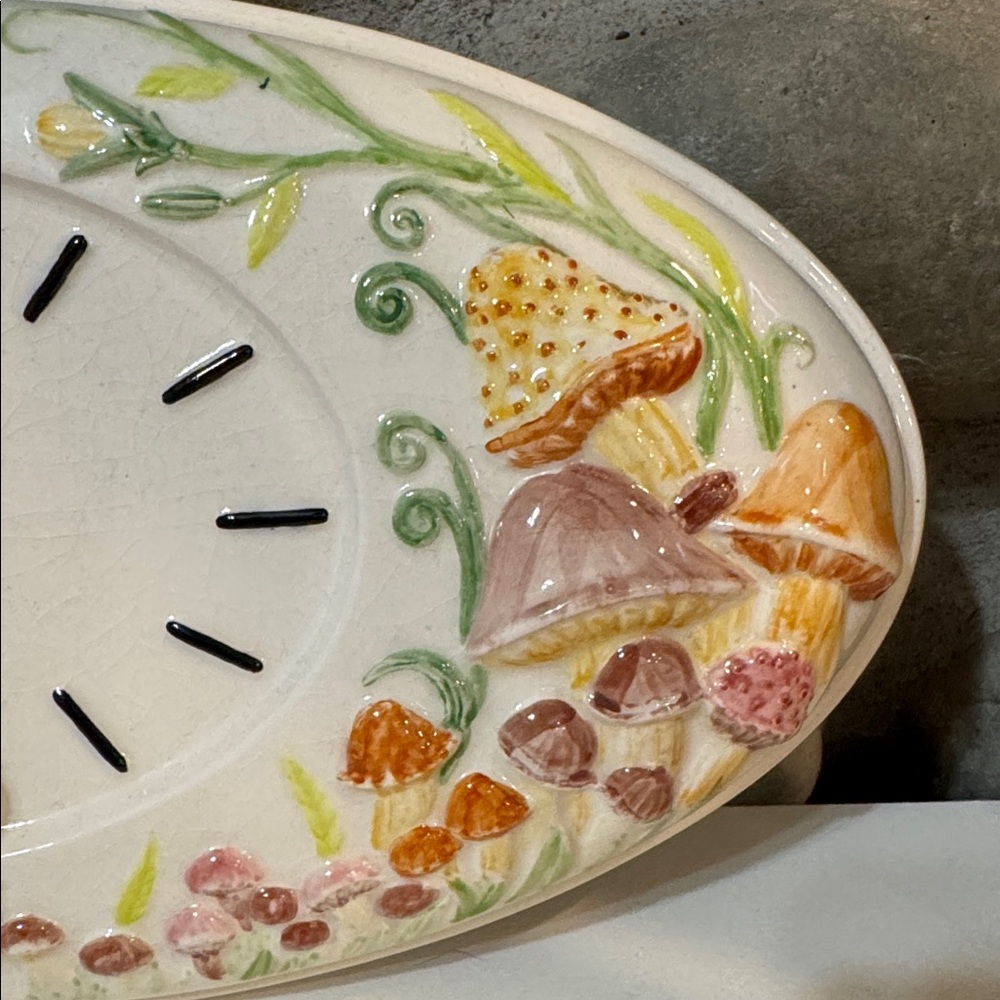 Vintage 1976 Hand-Painted Mushroom Clock - Picture 7 of 7